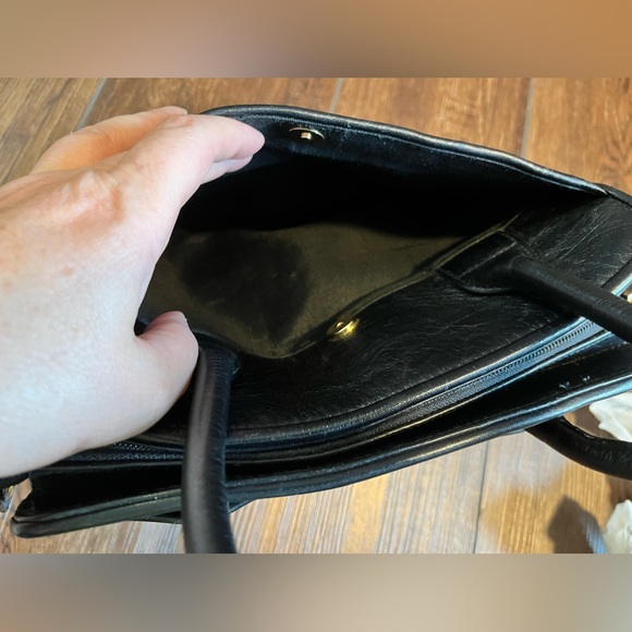 Vintage Etienne Aigner hand bag. Leather. Has clips to attach a crossbody strap. - Picture 5 of 14